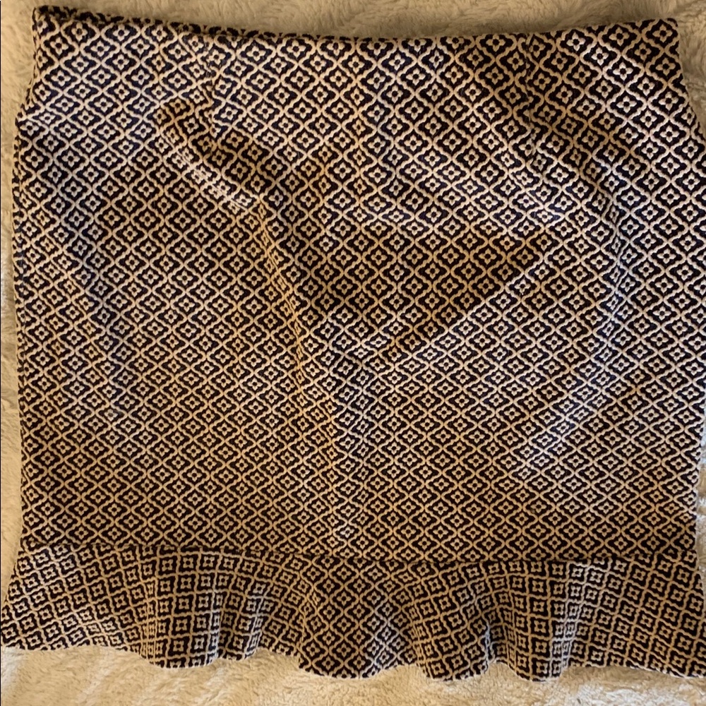 Patterned skirt with ruffled edges